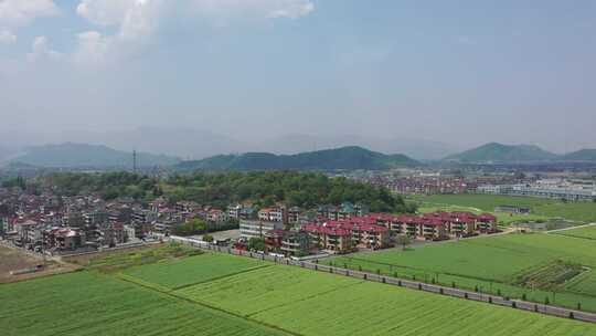 夕阳下的山村和农田