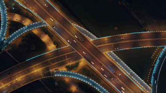 空中无人驾驶飞机飞越夜间道路交通