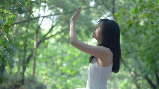 唯美树林女孩伸手遮挡阳光视频素材