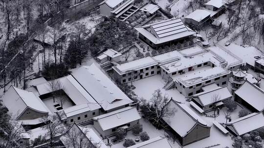 秦岭山里雪后村庄农家小院