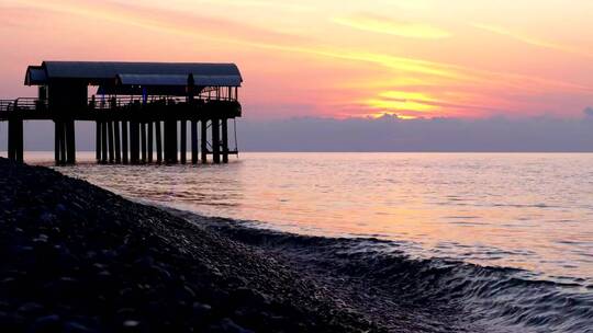 海边夕阳下纯洁的身影