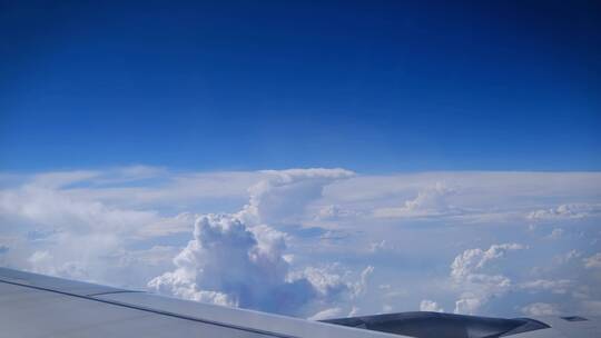 在飞机上看外面的蓝天白云视频素材模板下载