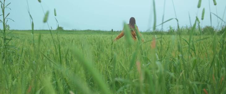 女孩在草丛中散步