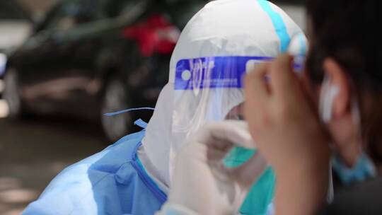 上海疫情下防疫人员核酸检测排队做核酸