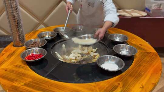 铁锅炖大鱼贴饼子，从材料准备到制作过程。