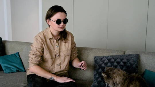 盲人女人逗宠物猫视频素材模板下载