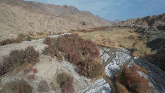 新疆巴音郭楞若羌县G315河谷戈壁自然风光视频素材模板下载