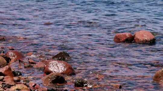 海浪撞击巨石