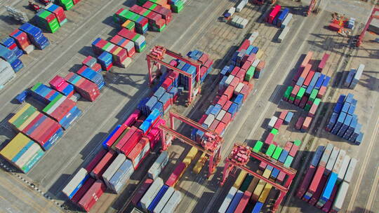 港口码头集装箱物流城市商业繁忙的港口