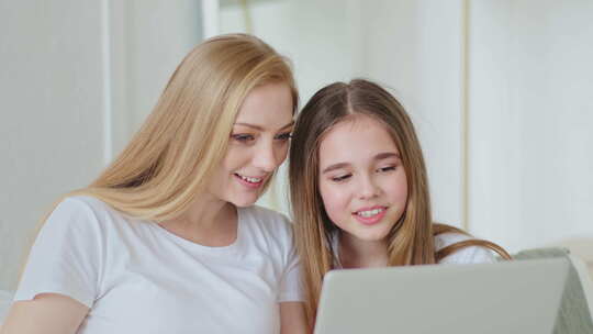 母亲和女儿看电脑视频素材模板下载