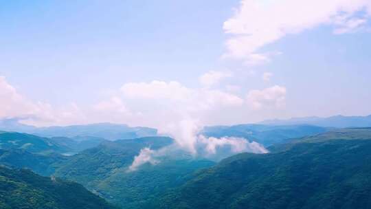 群山绵延间云雾缭绕的自然美景