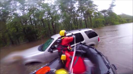 搜救队营救洪水中被困车里的男子视频素材模板下载