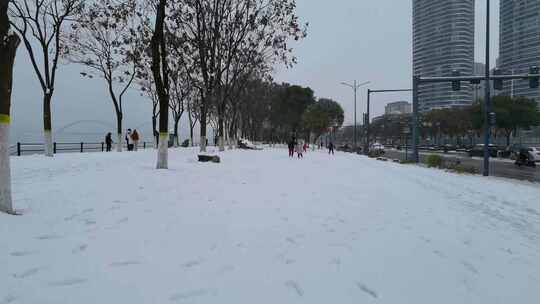 手机4K摄宜昌伍家岗滨江大雪纷飞景1