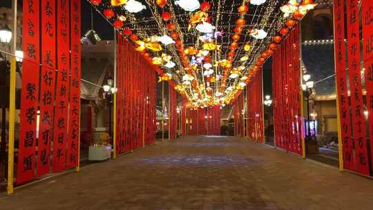 济南融创乐园新年气氛浓厚，百米长廊喜庆