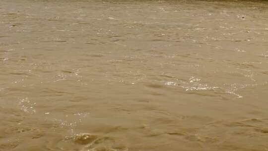 浑浊河水水面实拍