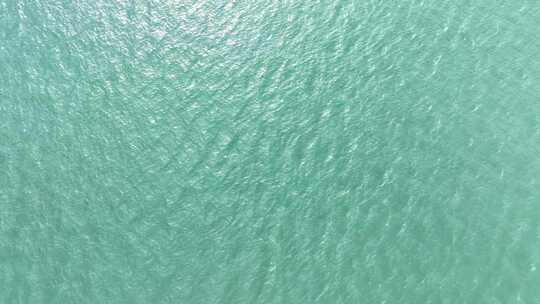 海面俯拍水面波光粼粼俯瞰湖面俯视河面绿水视频素材模板下载