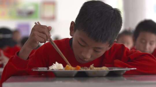 学生食堂吃饭