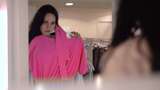 外国女孩在试衣间试衣服高清在线视频素材下载