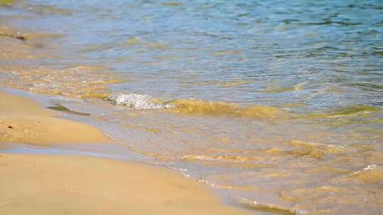 大海海岛海浪浪花冲刷沙滩升格特写