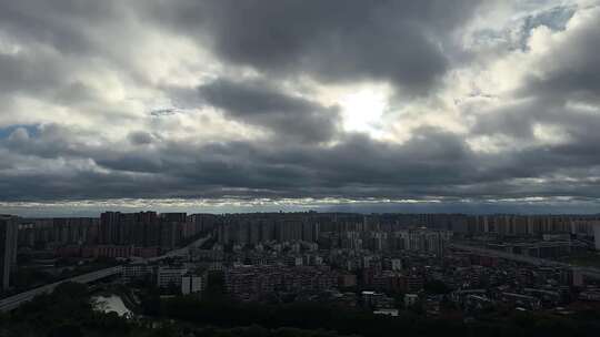 雪山下的城市成都城市晚霞日落流云延时