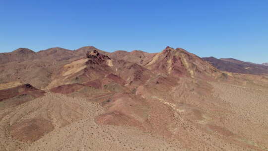 加利福尼亚空中Arid山沙漠景观。下降拍摄，倾斜