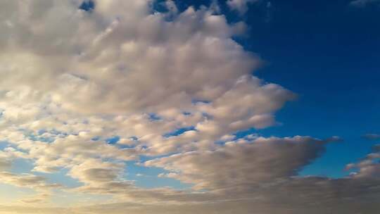 高空俯瞰云海蓝天壮丽景观