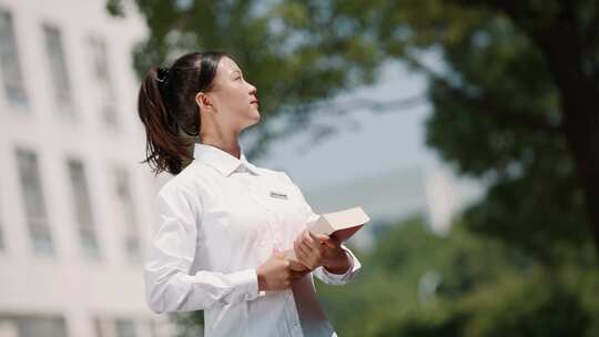 青年学生民法典国旗