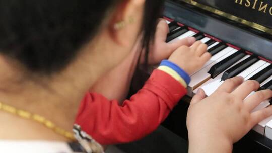 幼儿园宝宝体验学习钢琴课声乐器班教学