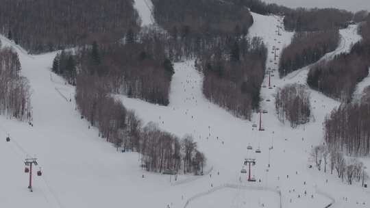 滑雪场俯瞰视角缆车与滑雪者全景