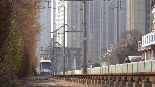 大连城市交通行驶中的有轨电车