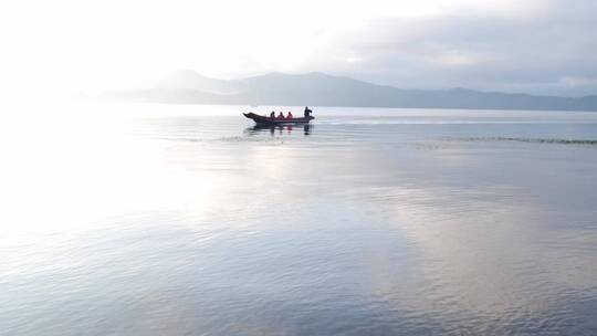 云南泸沽湖水面渔船前行