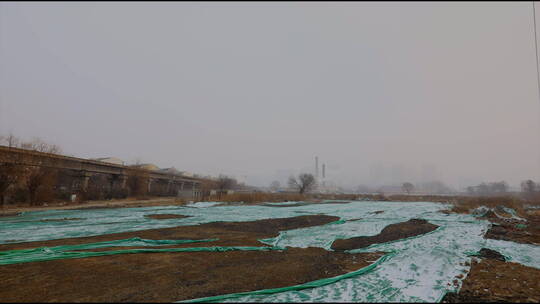 下雪中的拆迁后的荒地废墟