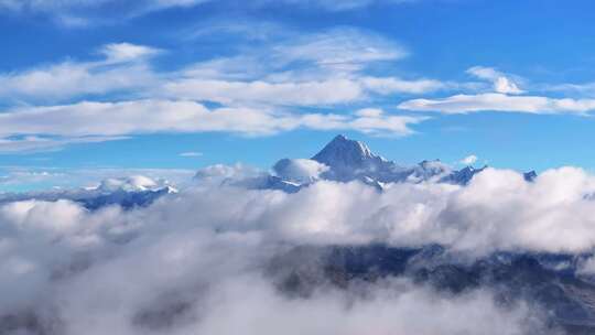 航拍四川蜀山之王贡嘎山云海雪山风光