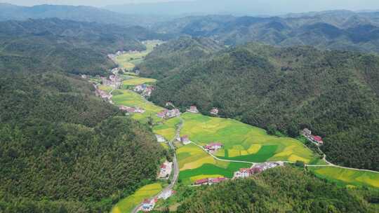 航拍群山环绕的农田村庄