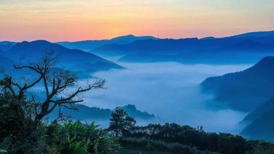 晨雾中连绵群山的壮丽风景