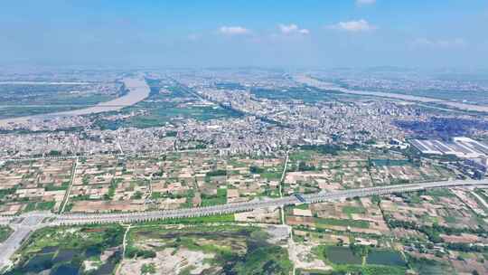 城市与农田交错的空中俯瞰延时景象