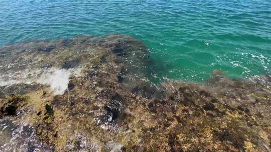 海岸岩石形成和平静的海水