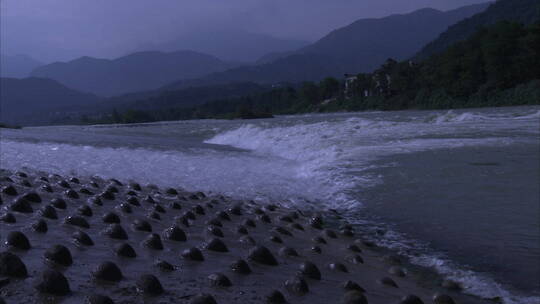 旅游景区 都江堰 鱼嘴分水堤推到卷浪