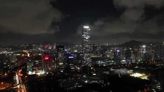 夜晚加班写字楼大厦里的灯光