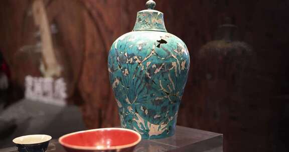 明代宣德 孔雀绿地青花鱼藻纹梅瓶