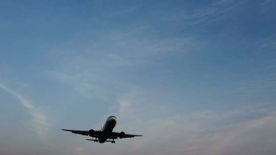 4K飞机机场起飞从天空中飞过黄昏飞行航空视频素材模板下载