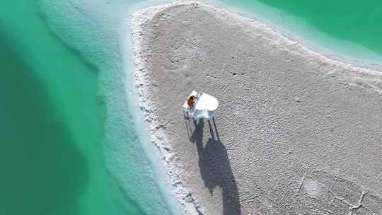 青海海西大柴旦翡翠湖碧水沙地航拍视频