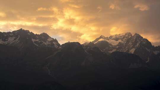 丽江玉龙雪山日照金山