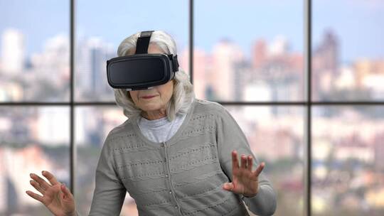 女人戴着虚拟现实的眼镜