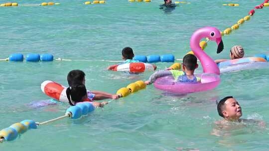 海南三亚白沙滩上旅游度假的游客