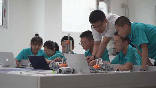 编程课堂 学生在老师带领下制作机器人