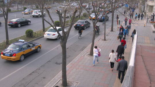 街道上的行人和车辆