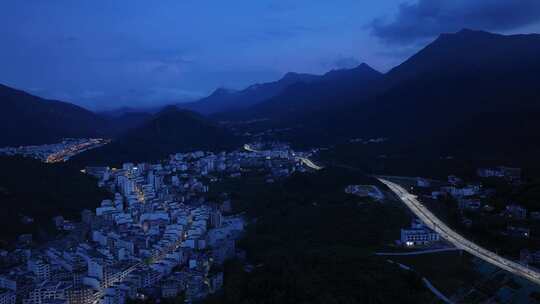 航拍广东茂名信宜钱排镇群山环绕的城镇夜景