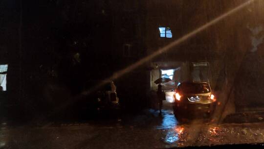 雨夜，一个姑娘上了对面的车