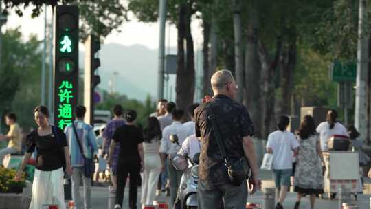 夏日行人过马路